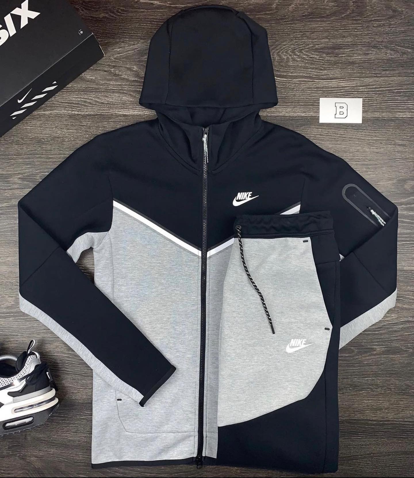 Tuta Nike Tech Fleece (GUANTI NIKE IN REGALO)